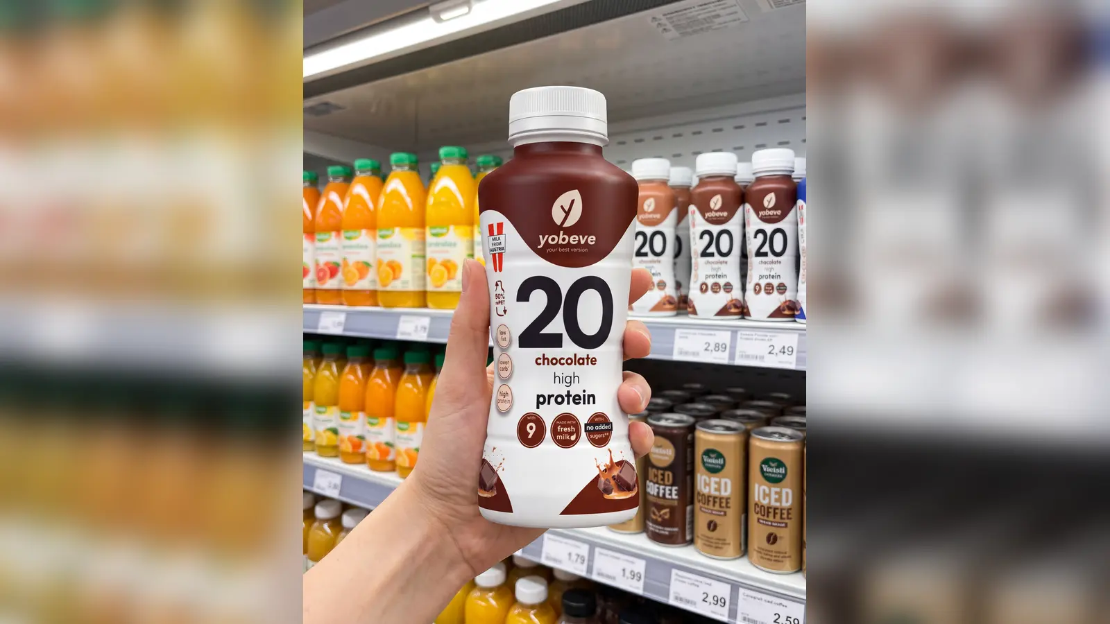 Chai protein drink pha sẵn trên kệ mát bán lẻ
