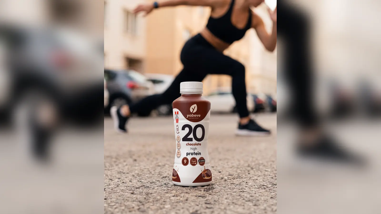 Chai protein drink pha sẵn trong bối cảnh tập luyện